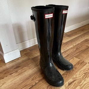 Black gloss adjustable Hunter rain boot